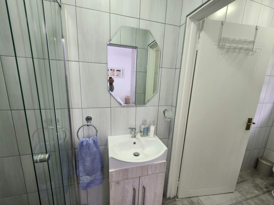 5 Bedroom Property for Sale in Fraaiuitsig Western Cape